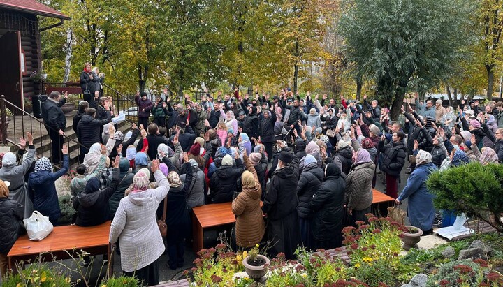 Прихожане Пантелеимоновского храма голосуют за верность УПЦ. Фото: «Первый казацкий»