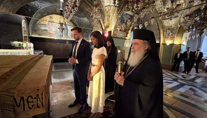 Patriarhul Teofil și familia Vance în Biserica Sfântului Mormânt. Fotografie: serviciul de presă al Bisericii Ierusalimului