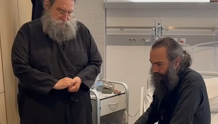 Митрополит Тихик и о. Евангелос в больничной палате. Фото: Группа поддержки митрополита Тихика