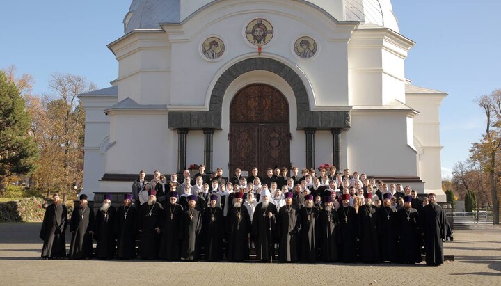 Духовенство, преподаватели и студенты иконописного училища. Фото: Каменец-Подольская епархия