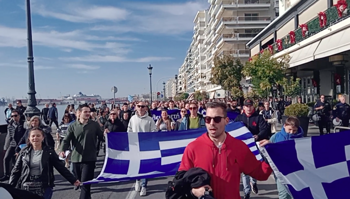 Учасники акției de protest din Salonic, Grecia. Фото: Captură de ecran a videoclipului