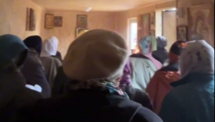 Молитва прихода УПЦ в честь Рождества Пресвятой Богородицы в с. Новоселки. Фото: «Дозор»