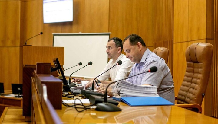 Чтобы запретить аборты, франковские депутаты призвали руководство государства внести изменения в Конституцию. Фото: Правда.ІФ