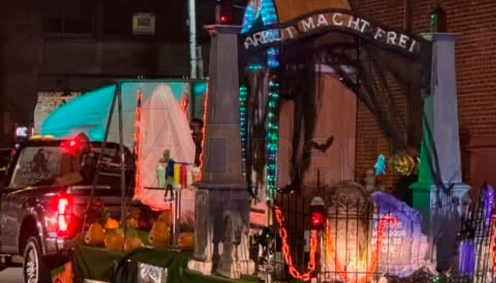 Копія вхідних воріт в Освенцим на святковому возі католицької школи. Фото: dailymail