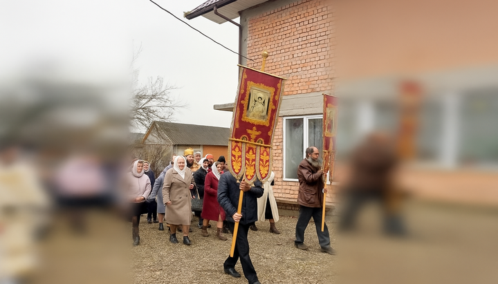 После Литургии состоялся крестный ход вокруг домового храма. Фото: СПЖ