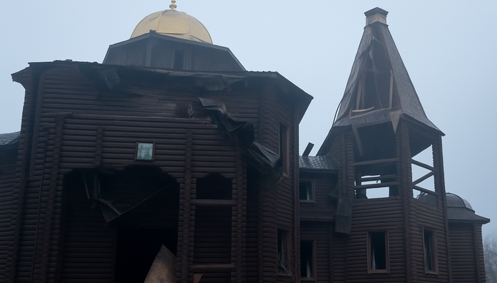 Στο Ντομπροπόλιε, από τους βομβαρδισμούς υπέστη ζημιές ο Ιερός Ναός της Αγίας Τριάδας της Ουκρανικής Ορθόδοξης Εκκλησίας.