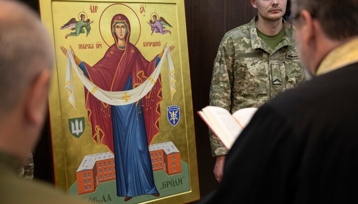 Шевчук освящает икону Богородицы. Фото: Фейсбук Шевчука