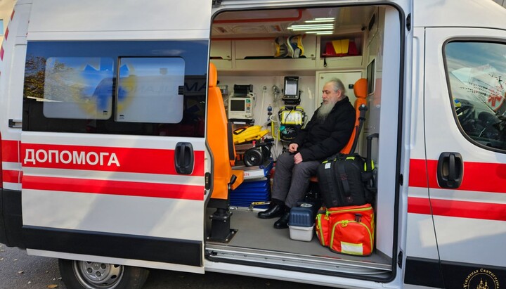 Митрополит Арсений в машине скорой помощи. Фото: Святогорская лавра