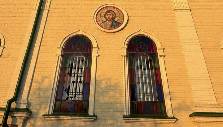 В Троицком храме взрывной волной выбиты окна. Фото: Фейсбук архиепископа Ионы