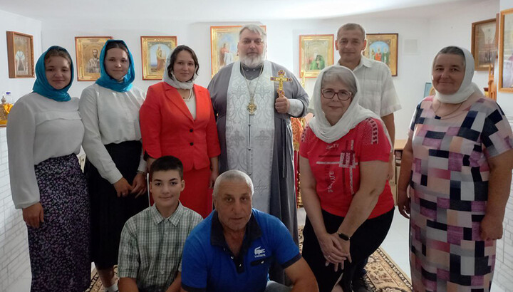 Протоиерей Владимир Шутов с общиной. Фото: Горловская епархия