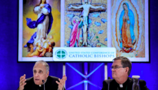 Στις ΗΠΑ, οι προτεστάντες καταδίκασαν την απαγόρευση των τρανς διαδικασιών στις καθολικές κλινικές.