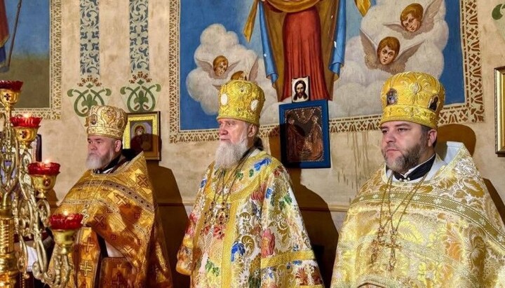 Митрополит Феодор и духовенство во время богослужения в Покровском храме села Крытое. Фото: пресс-служба Мукачевской епархии УПЦ