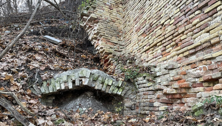 Обрушенная часть стены и свод подземного хода Флоровского монастыря, открытые во время обследования территории. Фото: Ty kyiv