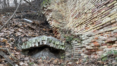 В Киеве нашли уцелевший фрагмент стены Флоровского монастыря XIX века