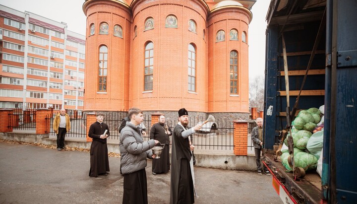 Înainte de expedierea încărcăturii, mitropolitul Victor a citit o rugăciune și a stropit cu apă sfințită mașina. Fotografie: Eparhia de Hmelnițk