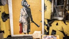 Лаврський заповідник запрошує подивитися на даму в протигазі та бігудях