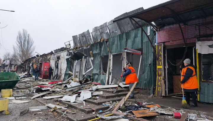 An aerial bomb fell directly onto the territory of the city market in Zaporizhzhia. Photo: akzent.zp.ua