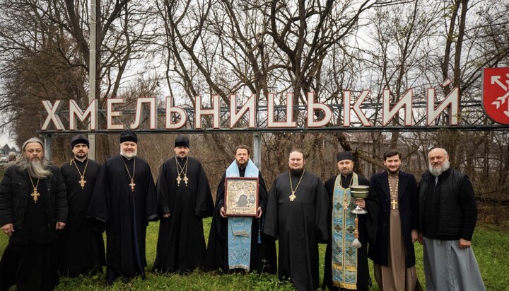 Митрополит Виктор и духовенство Хмельницкого с Касперовской иконой. Фото: t.me/khm_upc
