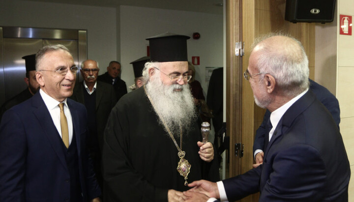 Архиепископ Кипра Георгиос и участники форума «Искусственный интеллект и православное богословие» в Афинах. Фото: Orthodoxia news agency