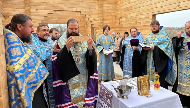 Епископ Овидиопольский Анастасий совершил чин основания храма в с. Каролино-Бугаз. Фото: Одесская епархия