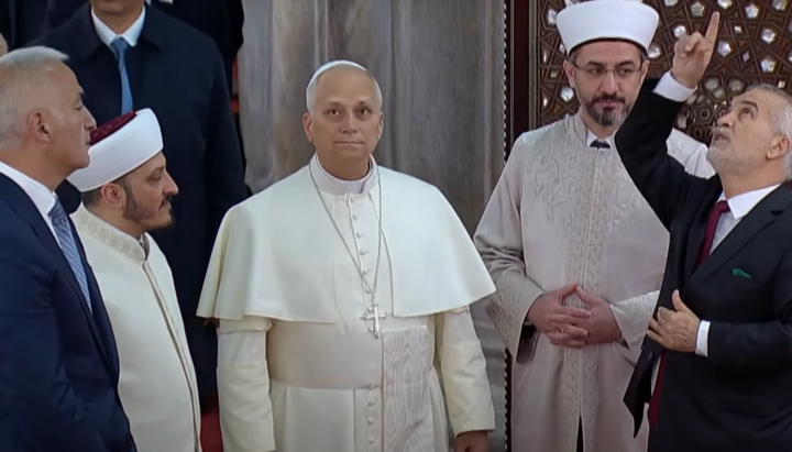 Папа Лев XIV в мечете Султана Ахмеда в Стамбуле. 29 ноября 2025г. Фото: Скриншот видео Vatican Media