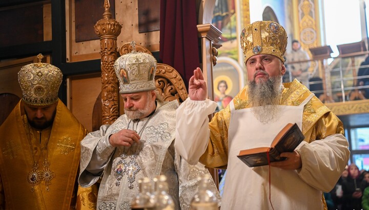 В Песчаном Думенко «освятил» храм, отобранный у УПЦ