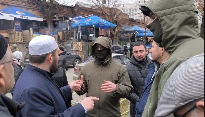 СБУ возле мечети. Фото: ФБ-страница муфтия Сулейманова