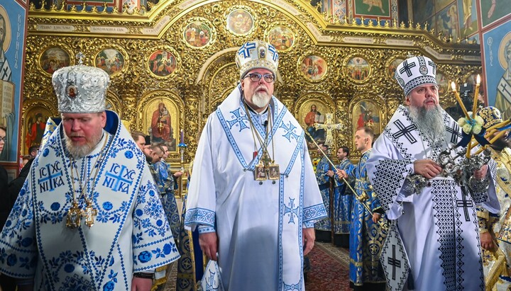 Арhiepiscopul de Helsinki Ilia înconjurat de Zoria și Dumenko. Foto: PЦУ