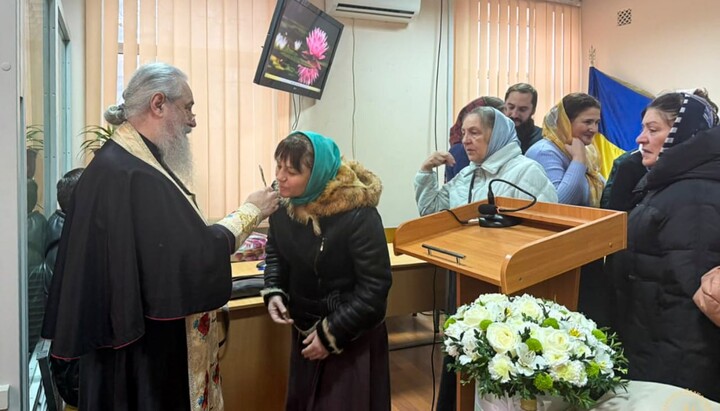 Μητροπολίτης Αρσένιος και πιστοί στο δικαστήριο. Φωτογραφία: Σβιατογκόρσκαγια Λαύρα