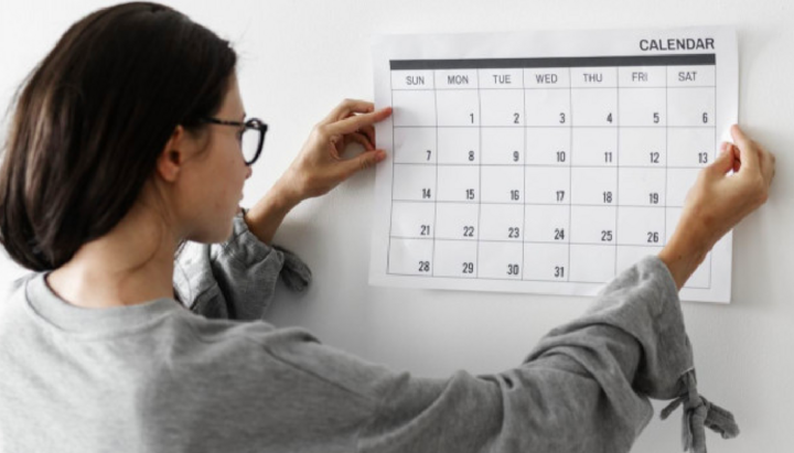 Иллюстративное изображение: женщина с календарем. Фото: sud.ua