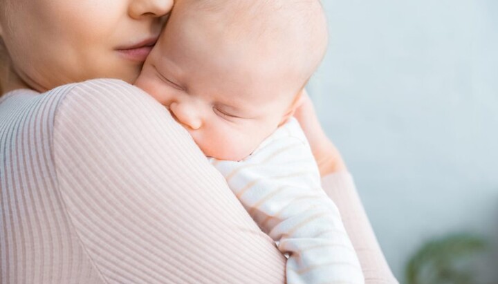 Новорождённый в руках матери. Иллюстративное изображение. Фото: Depositphotos.