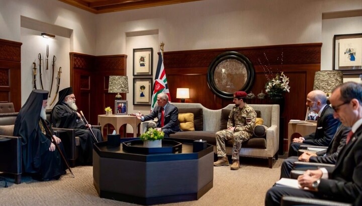 Regele Abdullah II în timpul întâlnirii cu Patriarhul Antiohiei Ioan și Patriarhul Ierusalimului Teofil III, Amman. Foto: Orthodoxia News Agency.