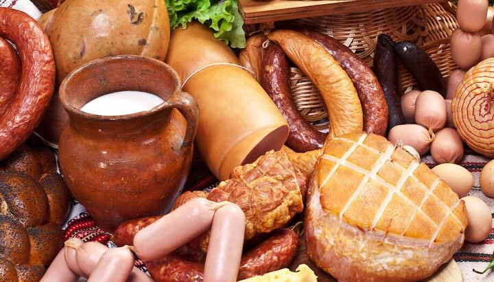 Στην ΠЦУ θεωρούν ότι στη νηστεία μπορεί κανείς να τρώει και λουκάνικο, και γαλακτοκομικά. Φωτογραφία: ανοιχτές πηγές