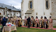 La mănăstirea românească Putna, clericii Bisericii Ortodoxe Ucrainene s-au rugat pentru odihna războinicilor Forțelor Armate ale Ucrainei.