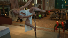 В Германии женщина станцевала на шесте в лютеранском храме