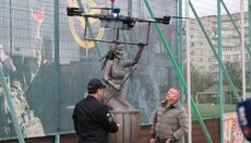 В Киевской области открыли памятник Бабе Яге с дроном