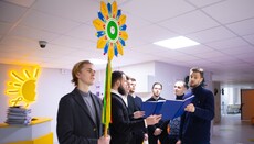 Студенты Киевских духовных школ посетили с подарками онкобольных детей