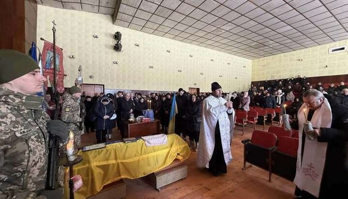 «Biserica Ortodoxă Ucraineană nu oficiază slujbe de înmormântare pentru soldați»: tehnologia minciunii