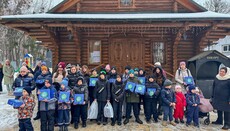 Соцотдел УПЦ передал подарки на Рождество переселенцам и детям-инвалидам