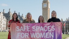 В Англії медсестри домоглися, щоб трансгендерів не пускали в їхні роздягальні