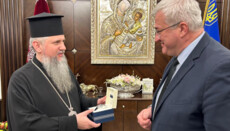 Глава МИД поздравил Думенко и подарил ему ценные часы