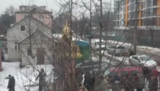 В Киеве происходит попытка захвата Иоанновского храма УПЦ в районе Быковня