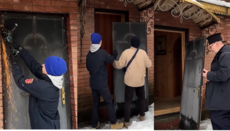 У ПЦУ показали, як зрізали двері на київському храмі в Биківні