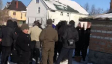 В селе Счастливое под Киевом, активисты ПЦУ захватили храм УПЦ