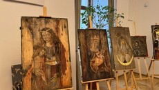 Украина показала в Чехии иконы, написанные на ящиках от чешских снарядов