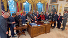 В Белом доме пасторы помолились с Трампом о США и ее армии
