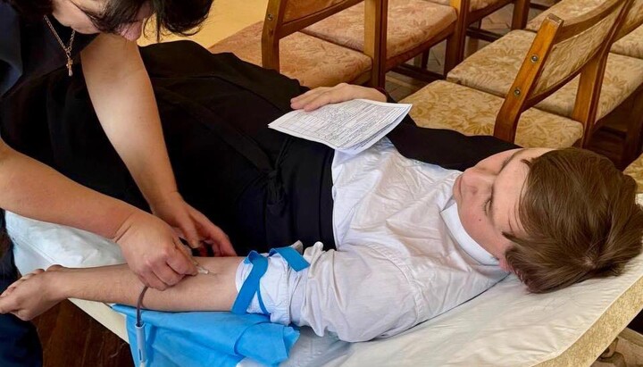 Ιερείς και λαϊκοί αρκετών επαρχιών της УПЦ έδωσαν αίμα για τους τραυματίες στρατιώτες