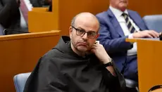 «Να καεί στην πυρά»: Στην ΡΚΕ καταδίκασαν τον δισεκατομμυριούχο για διαλέξεις περί αντιχρίστου