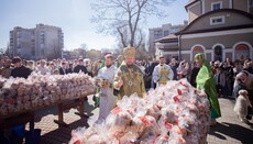 Στην Επαρχία Χμελνίτσκι ευλογήθηκαν χίλια κουλίτσια για τις Ένοπλες Δυνάμεις της Ουκρανίας