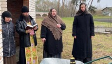 Μετά την εκδίωξη των μοναχών της Κρουπίτσκα μονής προσεύχονται κάτω από τον ανοιχτό ουρανό